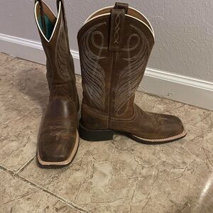 brown cowboy boots size 6 in great condition!